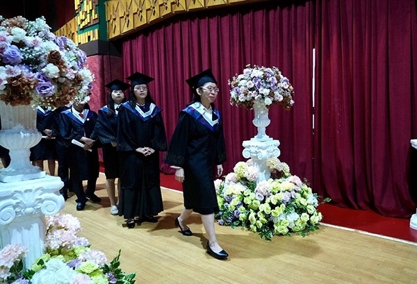 菲律賓岐黃中醫(yī)學(xué)院首屆12名畢業(yè)生順利獲得中醫(yī)相關(guān)執(zhí)業(yè)資格。人民網(wǎng)記者 樊帆攝