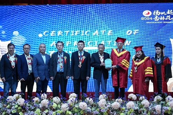 菲律賓首家中醫(yī)學(xué)院——岐黃中醫(yī)學(xué)院在馬尼拉舉行首屆畢業(yè)典禮。人民網(wǎng)記者 樊帆攝