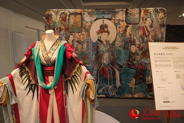 壁畫服飾的實(shí)物復(fù)刻展示。人民網(wǎng)記者 尚凱元攝