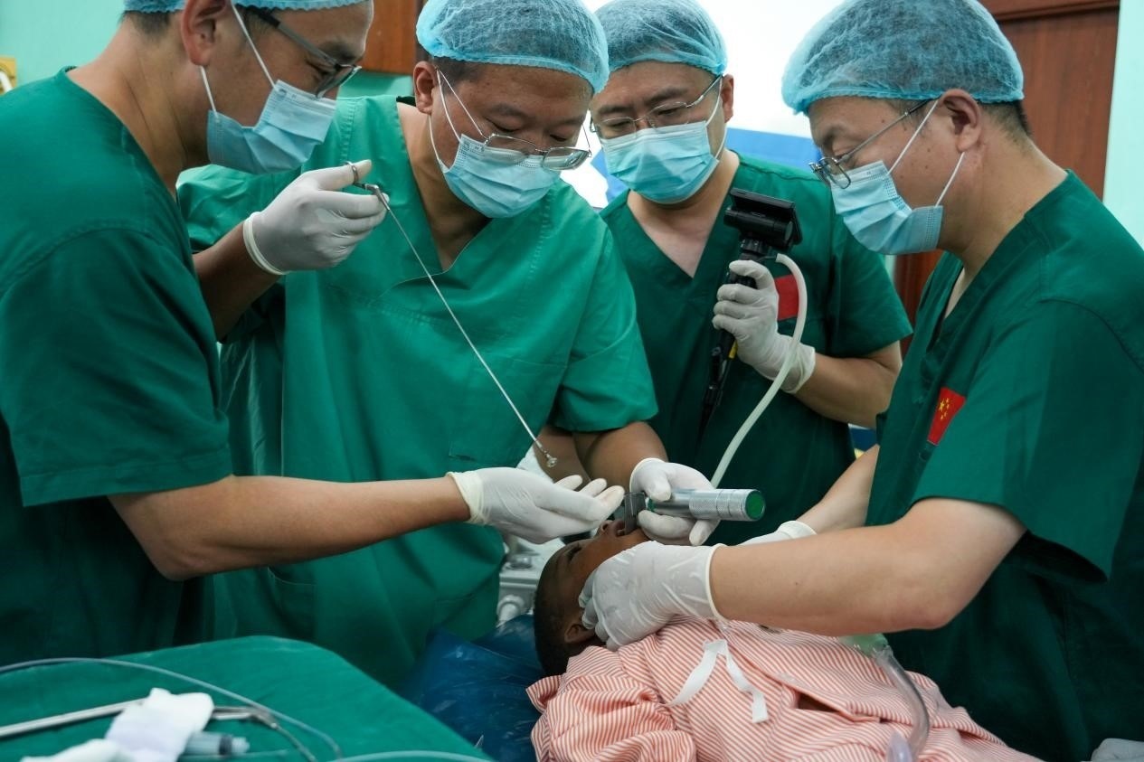 引起患兒窒息的異物被成功取出。中國援桑醫(yī)療隊供圖