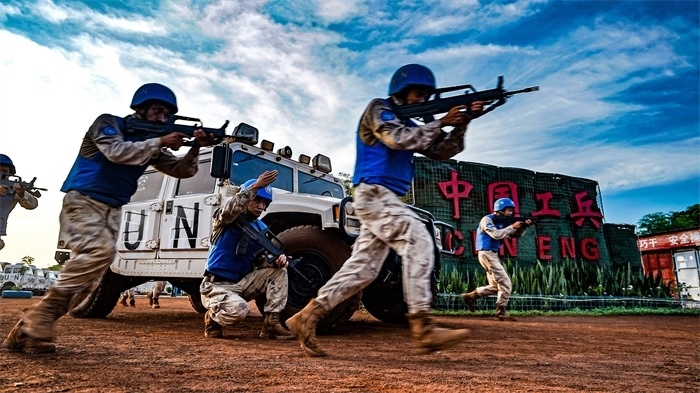 維和官兵迅速反應(yīng)。秦貴君攝