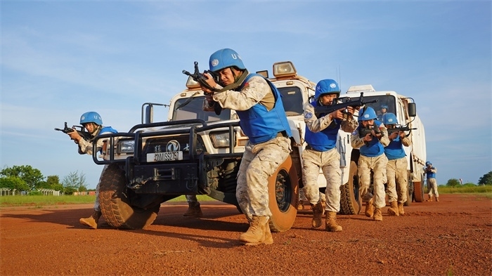 應(yīng)急分隊(duì)?wèi)?zhàn)術(shù)行進(jìn)。張洪奧攝