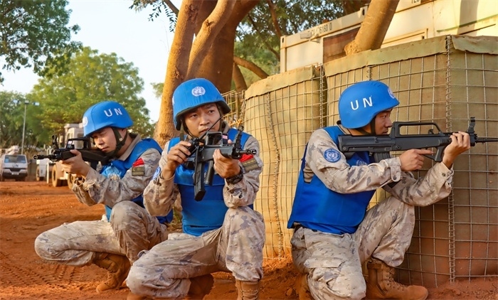 匯報(bào)一線偵察情況。王軍杰攝