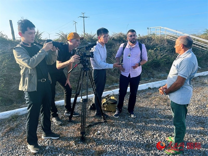 聯(lián)合采訪團(tuán)正在采訪因苦咸水淡化項目受益的當(dāng)?shù)孛癖?。人民網(wǎng)記者 陳一鳴攝