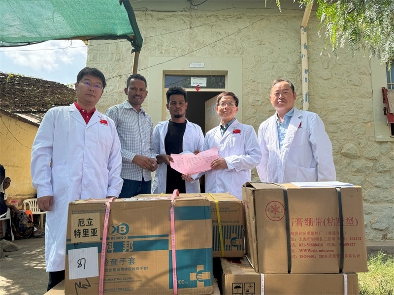 中國醫(yī)療隊(duì)向科倫醫(yī)院捐贈(zèng)藥品和醫(yī)療物資。中國第17批援厄立特里亞醫(yī)療隊(duì)供圖