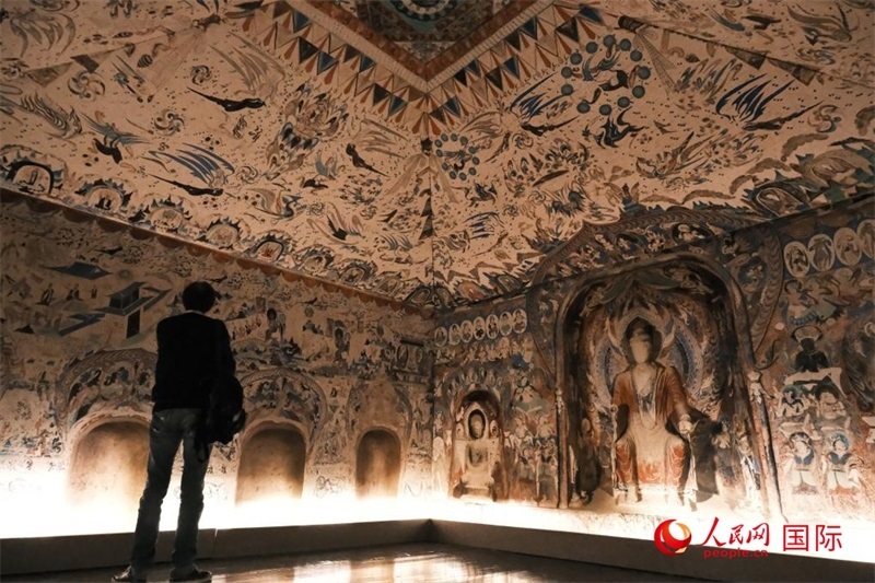 觀眾仿佛置身于數(shù)字復(fù)原的敦煌第285窟。人民網(wǎng)記者 尚凱元攝 