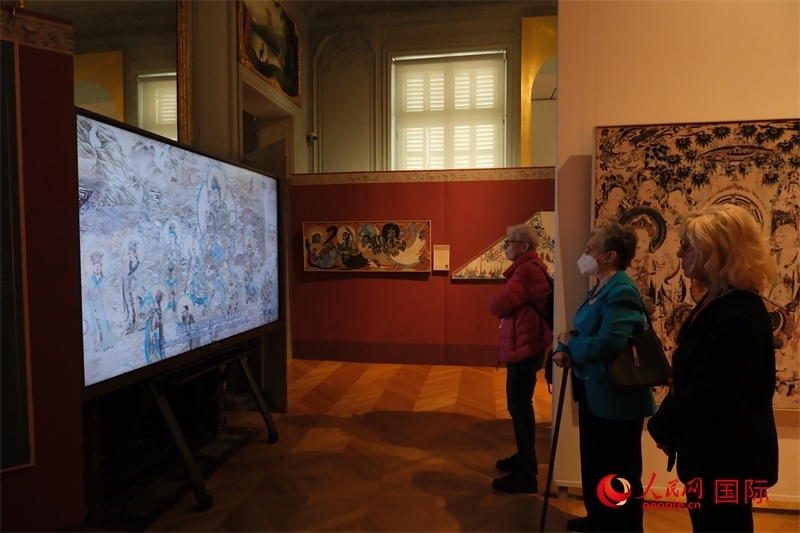 觀眾在展臺(tái)觀看錄像講解。人民網(wǎng)記者 尚凱元攝