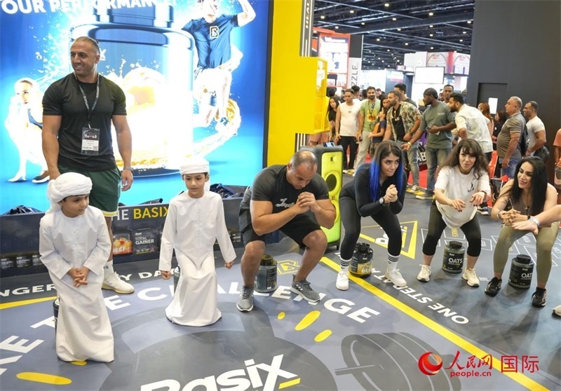 觀眾參加“蹲馬步”比賽。人民網(wǎng)中東中心分社塔里克·易卜拉欣攝