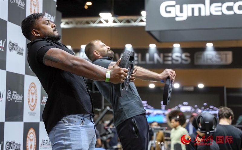 觀眾參加舉重物比賽。人民網(wǎng)中東中心分社塔里克·易卜拉欣攝