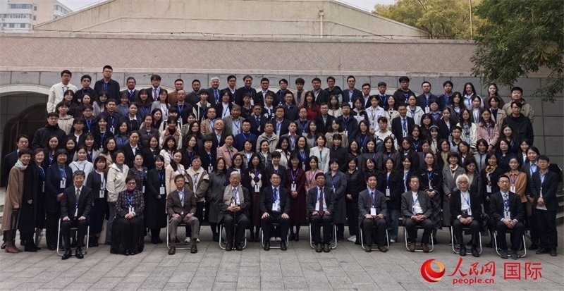 與會嘉賓合影留念。人民網(wǎng)記者 陳建軍攝