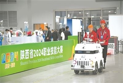 參賽選手在陜西省2024職業(yè)技能大賽新能源汽車(chē)智能化技術(shù)賽項(xiàng)比賽中。新華社記者 張博文攝