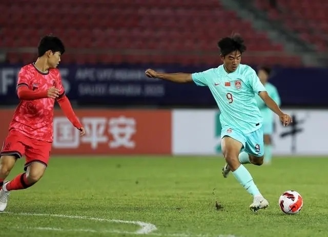 國少隊(duì)球員魏祥鑫（右）比賽中傳球。新華社記者 李鋼攝