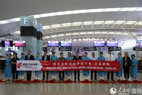 中國駐越南大使館經(jīng)商處參贊李振民等兩國嘉賓為儀式剪彩。 人民網(wǎng)記者 楊曄攝