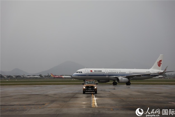 國航上?！觾?nèi)首班飛機(jī)抵達(dá)河內(nèi)內(nèi)排機(jī)場(chǎng)。人民網(wǎng)記者 楊曄攝