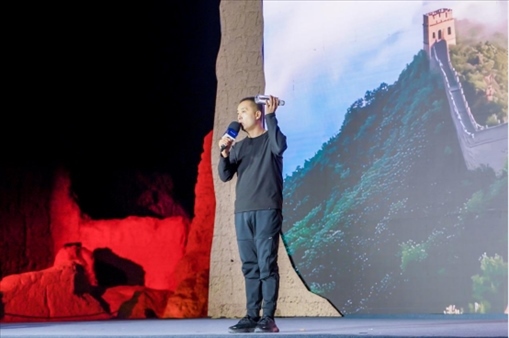 李剛在“何以中國·五星出東方”網(wǎng)絡(luò)主題宣傳活動現(xiàn)場演講。人民視頻供圖