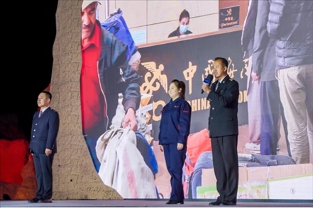 張曉波（右一）在“何以中國·五星出東方”網絡主題宣傳活動現場演講。人民視頻供圖