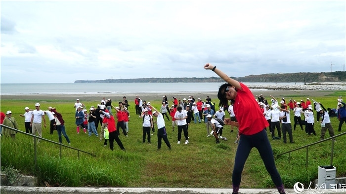 開(kāi)跑前的熱身運(yùn)動(dòng)。人民網(wǎng) 蔣曉辰攝