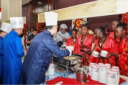 恩賈梅納大學(xué)孔子學(xué)院的學(xué)生們對(duì)中國(guó)餃子情有獨(dú)鐘。主辦方供圖