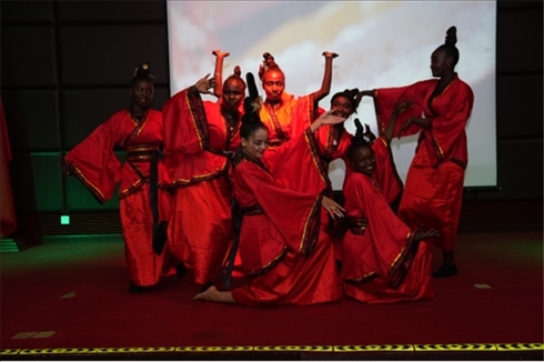 孔子學(xué)院的學(xué)生表演中國(guó)舞《昭君出塞》。主辦方供圖