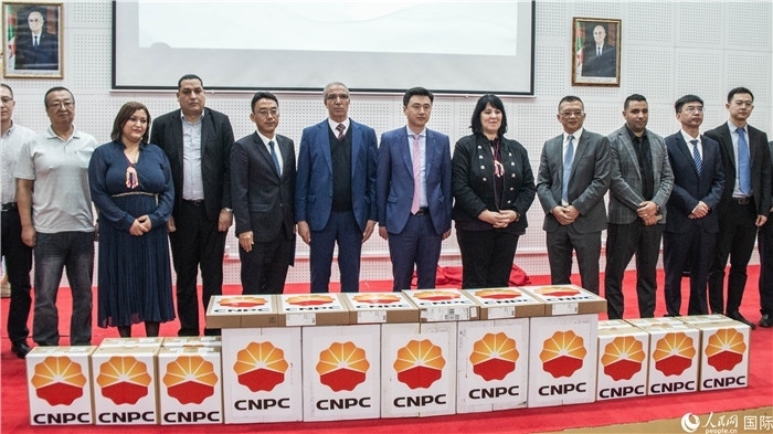 中企向阿爾及利亞大學(xué)捐贈(zèng)電教設(shè)備活動(dòng)現(xiàn)場。人民網(wǎng)記者 郝瑞敏攝