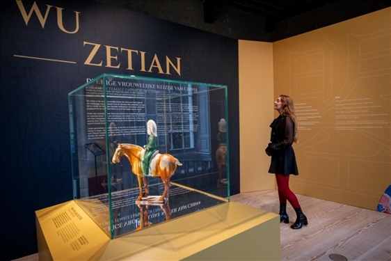 圖為觀眾在參觀“一代女皇武則天展”。（中華人民共和國駐荷蘭王國大使館供圖）