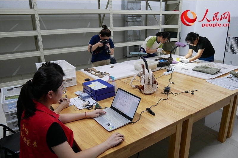 普查隊(duì)員們正在庫(kù)房?jī)?nèi)工作。人民網(wǎng)記者 韋衍行攝