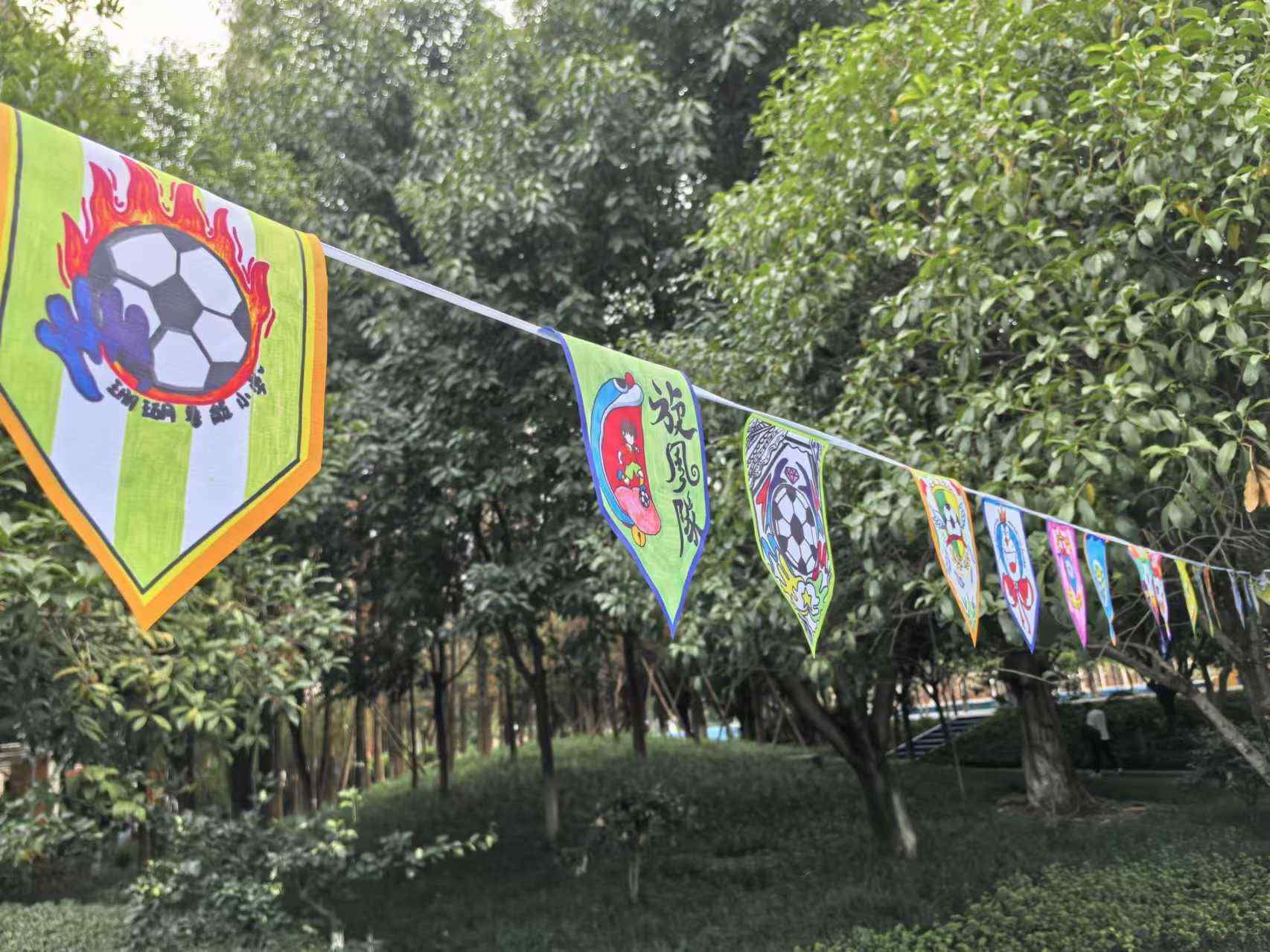 珊瑚魯能小學(xué)學(xué)生們手繪的“班超”隊(duì)徽。 人民網(wǎng)記者 楊磊攝