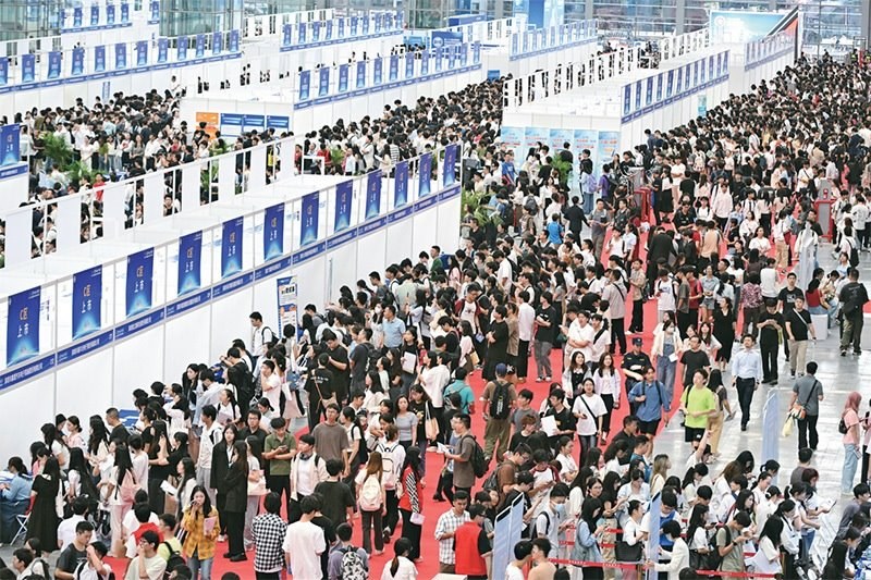 2024年10月12日，第28屆全國高校畢業(yè)生秋季就業(yè)雙選會在深圳會展中心舉辦。圖為雙選會現(xiàn)場。 中新社記者 陳文/攝
