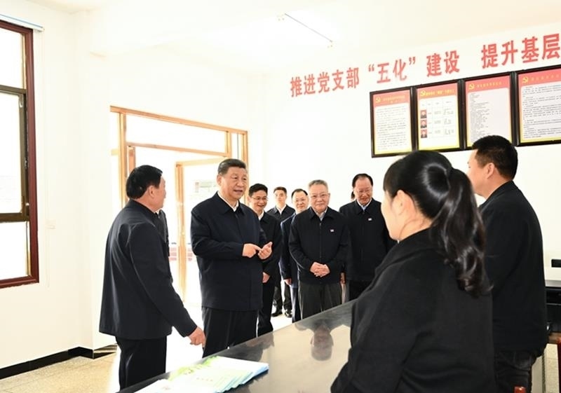 △2024年3月19日，習(xí)近平總書記在湖南省常德市鼎城區(qū)謝家鋪鎮(zhèn)港中坪村黨群服務(wù)中心了解當(dāng)?shù)貫榛鶎訙p負(fù)、提升基層治理效能等情況。