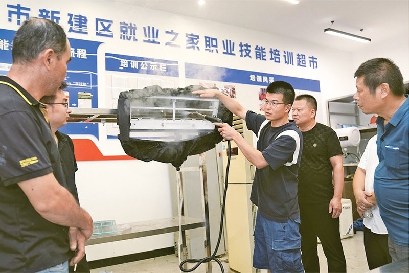 黨的二十屆三中全會強調(diào)，要健全終身職業(yè)技能培訓制度。圖為2024年9月12日一位老師在給學員進行家電清洗技術(shù)培訓。 新華社記者 萬象/攝