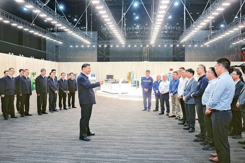 2024年10月17日至18日，中共中央總書記、國家主席、中央軍委主席習(xí)近平在安徽考察。這是17日下午，習(xí)近平在合肥濱湖科學(xué)城考察時，同現(xiàn)場科研人員和企業(yè)負(fù)責(zé)人親切交流。 新華社記者 鞠鵬/攝