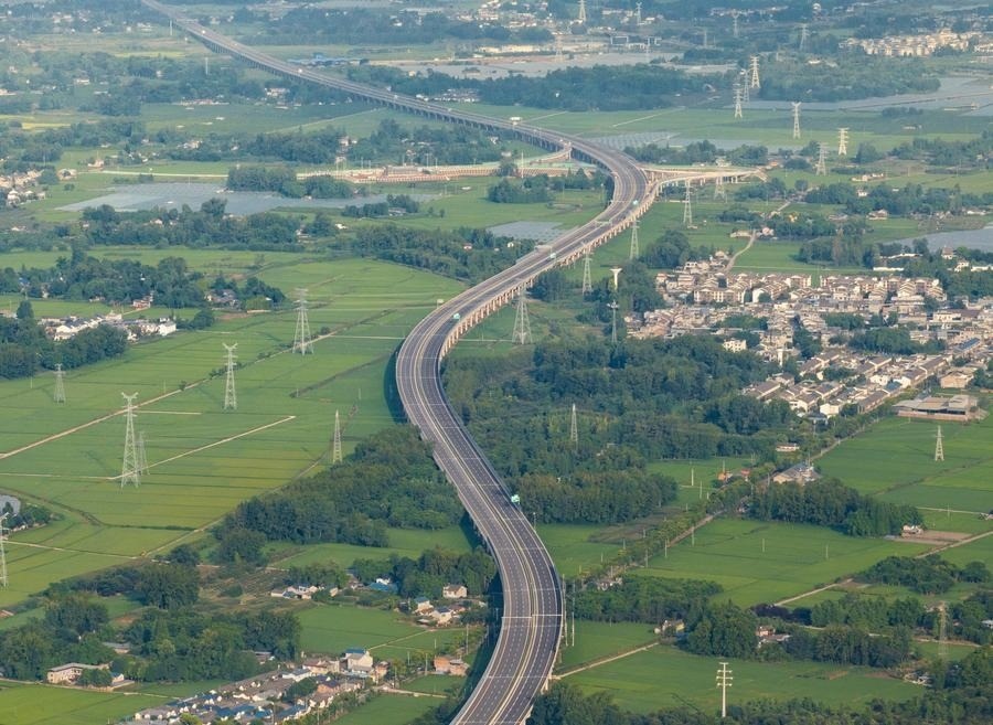 俯瞰四川天府新區(qū)至邛崍高速公路一角（2024年7月2日攝，無(wú)人機(jī)照片）。新華社記者 江宏景 攝