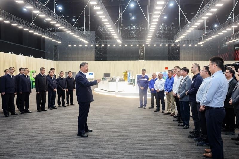 △2024年10月17日，習(xí)近平總書記在安徽合肥濱湖科學(xué)城考察時，同現(xiàn)場科研人員和企業(yè)負(fù)責(zé)人親切交流。