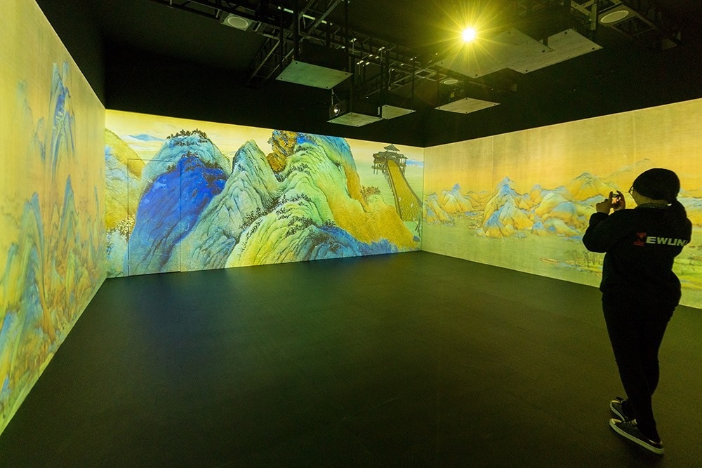 2019年1月29日，上海，市民在“千里江山圖科技藝術(shù)展”上參觀(guān)北宋名畫(huà)《千里江山圖》的AR全景展示并打卡拍照。
