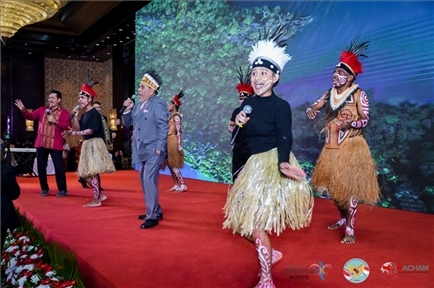 山東濟寧職業(yè)技術(shù)學(xué)校印尼巴布亞留學(xué)生演唱與大使一起演唱巴布亞傳統(tǒng)歌曲。印尼駐華大使館供圖