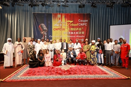 選手、評(píng)委、組委會(huì)工作人員共同與頒獎(jiǎng)嘉賓合影。中國(guó)石油非洲公司供圖