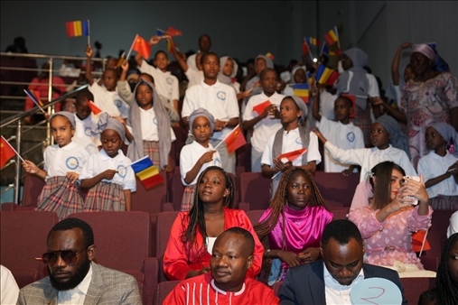 現(xiàn)場(chǎng)觀眾與決賽選手熱情互動(dòng)。中國(guó)石油非洲公司供圖