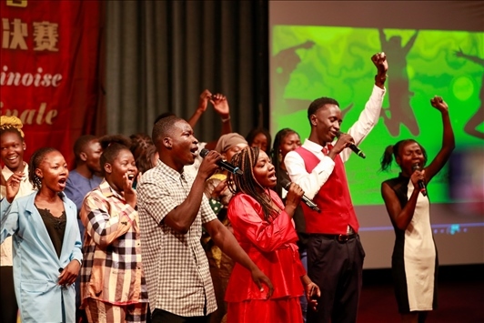 孔子學(xué)院的同學(xué)們演唱中文歌曲《明天會(huì)更好》。中國(guó)石油非洲公司供圖