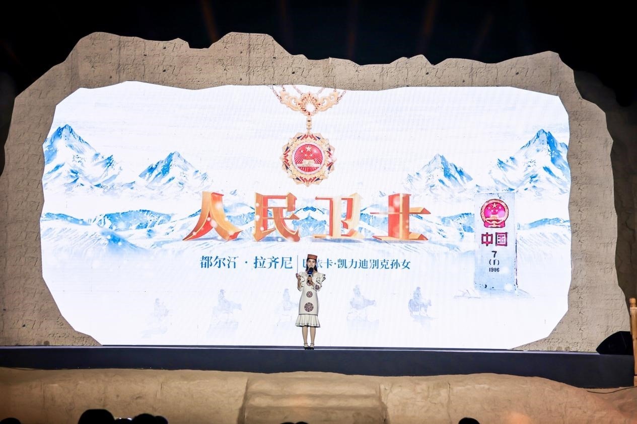 都爾汗·拉齊尼在“何以中國(guó)·五星出東方”網(wǎng)絡(luò)主題宣傳活動(dòng)現(xiàn)場(chǎng)演講。人民視頻供圖