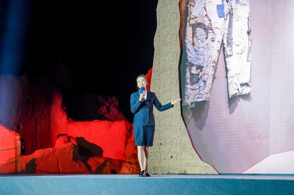 顧晨葉在“何以中國(guó)·五星出東方”網(wǎng)絡(luò)主題宣傳活動(dòng)現(xiàn)場(chǎng)演講。人民視頻供圖