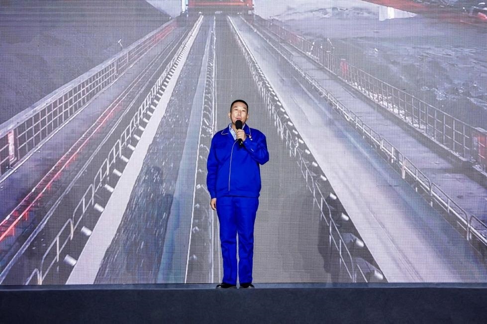 邵旭鵬在“何以中國(guó)·五星出東方”網(wǎng)絡(luò)主題宣傳活動(dòng)現(xiàn)場(chǎng)演講。人民視頻供圖