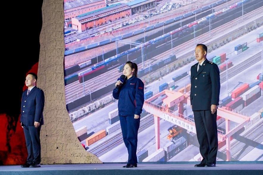 早吾扎?哈力賽（左二）在“何以中國(guó)·五星出東方”網(wǎng)絡(luò)主題宣傳活動(dòng)現(xiàn)場(chǎng)演講。人民視頻供圖