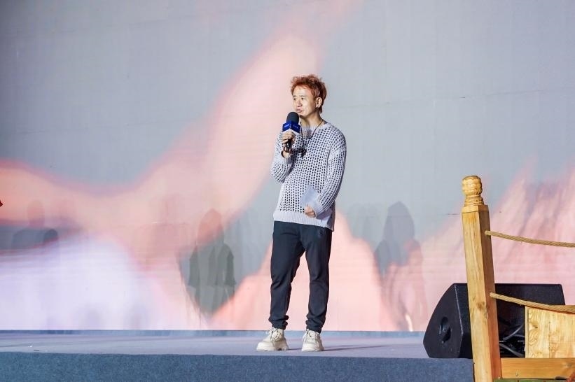 安鐘旭在“何以中國(guó)·五星出東方”網(wǎng)絡(luò)主題宣傳活動(dòng)現(xiàn)場(chǎng)演講。人民視頻供圖