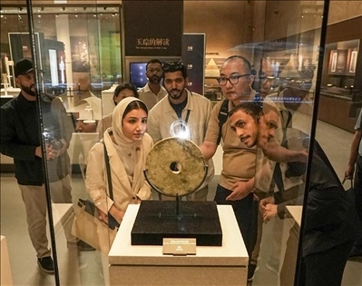 阿聯(lián)酋青年在良渚文化博物院參觀。中國銀行供圖