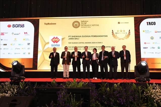 國(guó)能印尼爪哇發(fā)電公司董事長(zhǎng)趙志剛（左四）與其他獲獎(jiǎng)?wù)吆嫌?。?guó)能印尼爪哇發(fā)電公司供圖