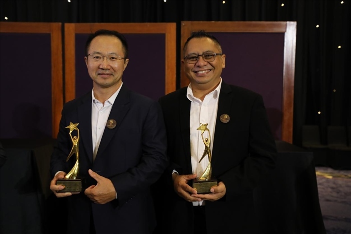 趙志剛與多迪獲獎(jiǎng)后合影。國(guó)能印尼爪哇發(fā)電公司供圖