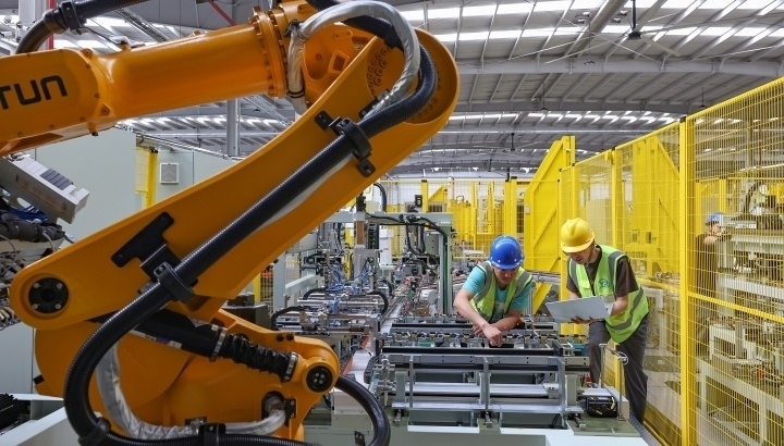 江蘇昆山，智能生產(chǎn)線上人機(jī)協(xié)同作業(yè)