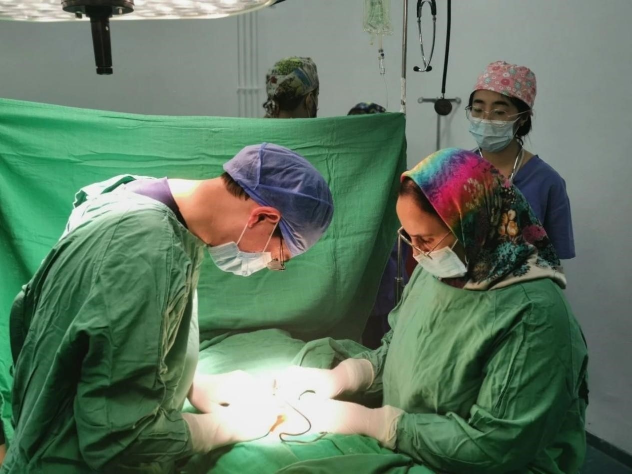 中國醫(yī)療隊員與當?shù)蒯t(yī)生合作開展手術(shù)。第196批中國援助摩洛哥醫(yī)療隊塞達特分隊供圖