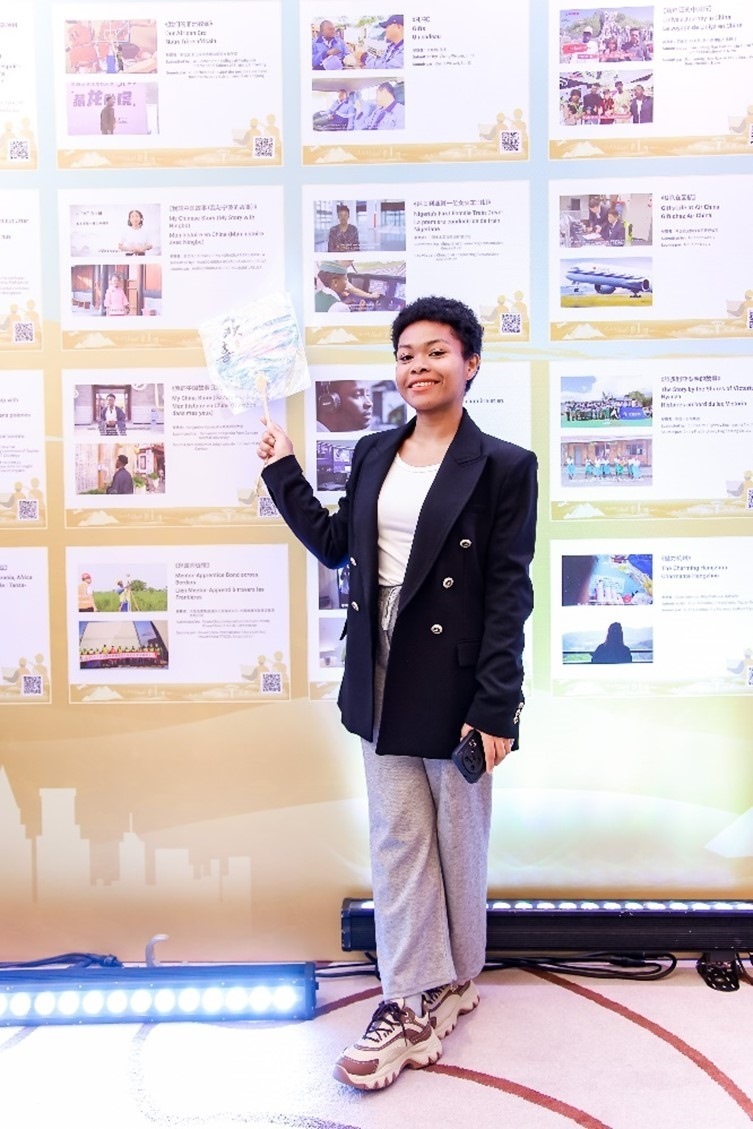 愈靈兒和她的作品合影。主辦方供圖