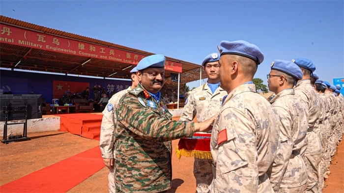 聯(lián)南蘇團部隊司令莫漢中將為維和官兵授勛。秦貴君攝